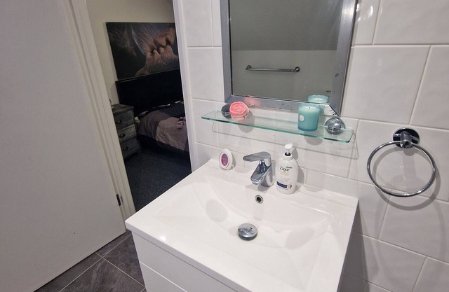 Sunlit loft, ensuite, TV, workspace, kitchen access. 7 min to the underground.