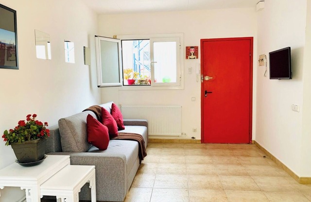 Sunny 2 BD Penthouse in Gracia. Virreina Square