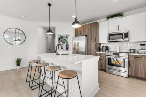 Sunny 2-Bed Oasis Pool and Gym in Apollo Beach