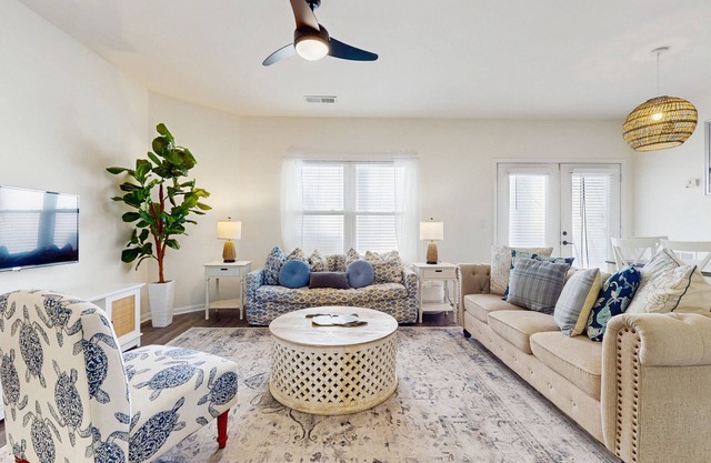 Sunny 2BR Pool View in Pet Friendly Resort w/Pool Access