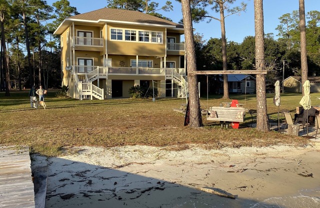 Sunny and Spacious. Quiet Waterfront Home Perf 4 Big Families/Boat Lovers&Kids