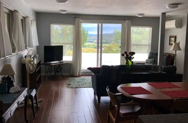 Sunny Apt near UA -Mountain views & full kitchen