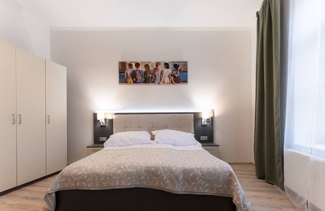 Sunny, close to downtown w/private kitchen, bathroom, TV & washing machine Apt