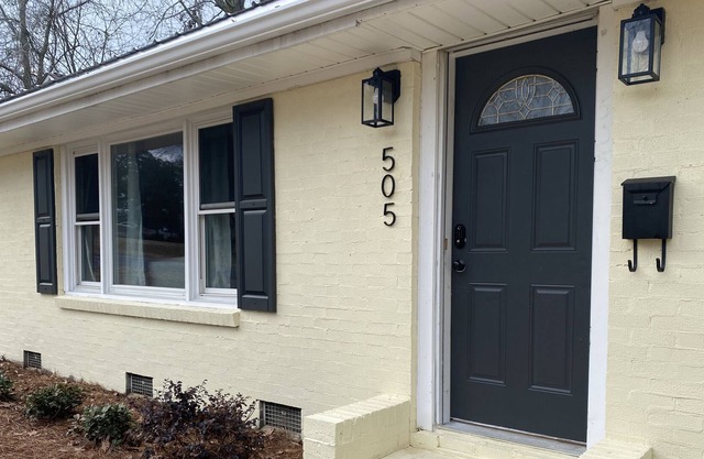 Sunny Cottage -Minutes from Medical and Shopping Districts