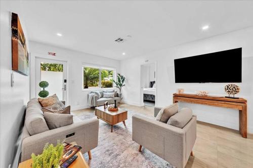 Sunny Days Getaway, 5BD Heated Pool Family Home!