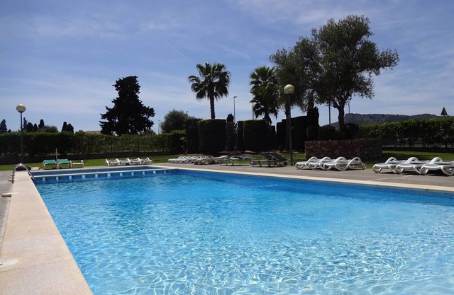 Sunny Gardenia Apt- Pool-nr Beach-2 bedroom-2 bathroom-AC-Wifi-Private Sunbeds