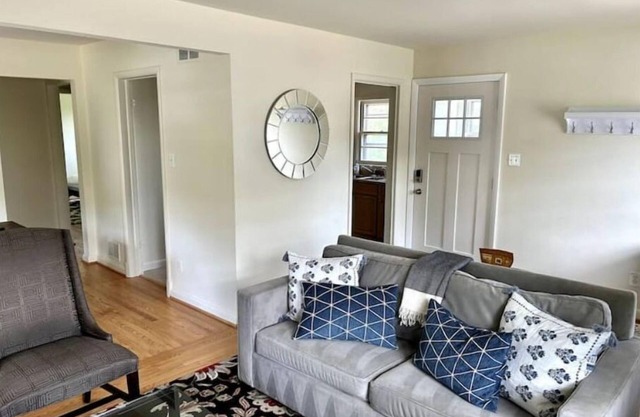 Sunny Hilltop 2-BR Top Floor in Arlington
