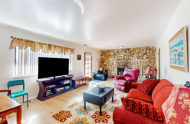 Sunny home near downtown with patio, fireplace, grill, washer/dryer, & Roku