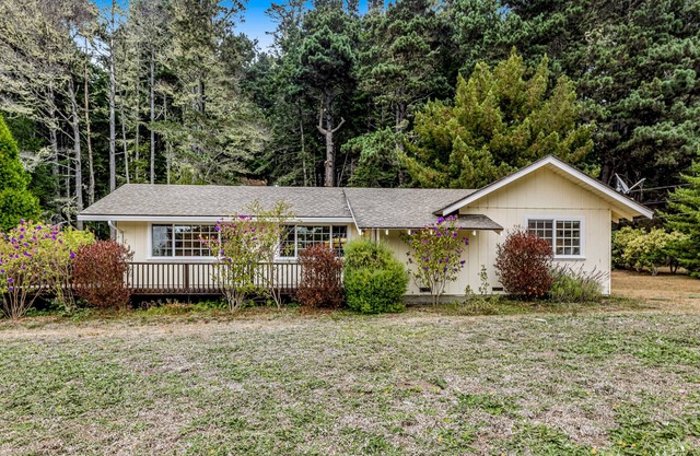 Sunny Mendocino getaway with hot tub, fireplace, enclosed yard & trail to beach