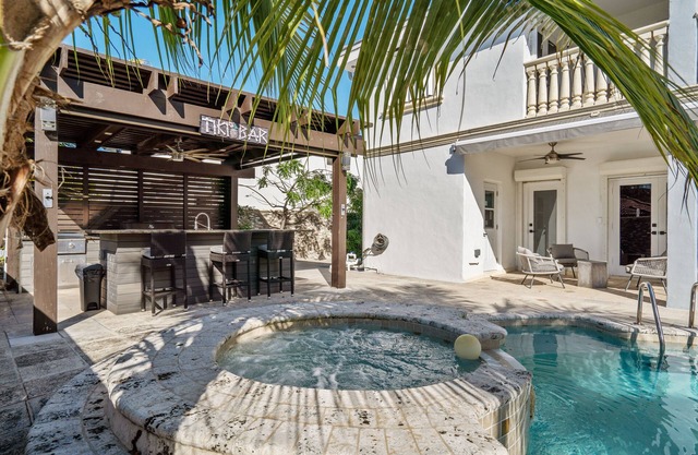 Sunny Miami Lakes Getaway with Private Pool