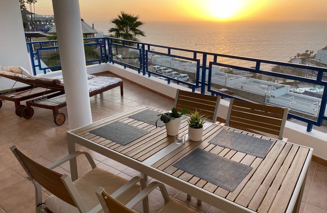 Sunny Seaview Modern apt - pool and beach access