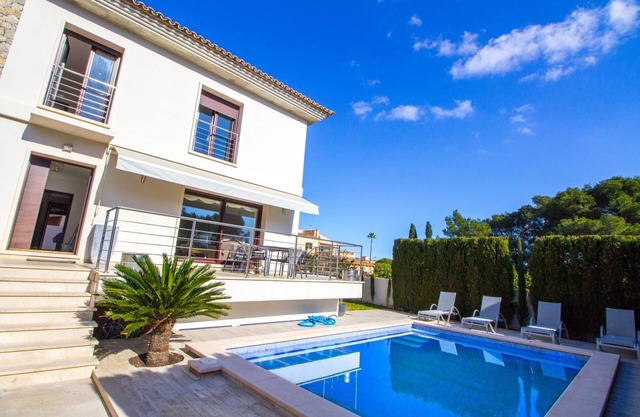 Sunny villa with pool, WIFI and A/C