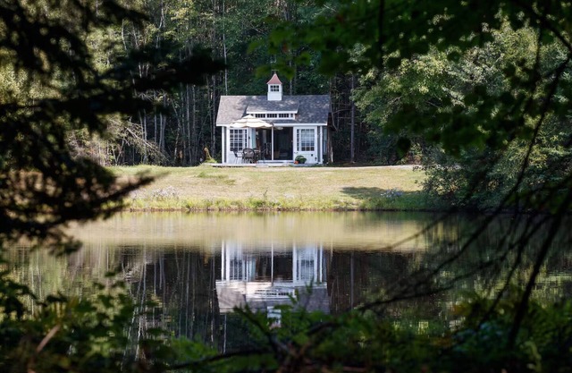 Sunny Waterfront Cottage on Private Lake