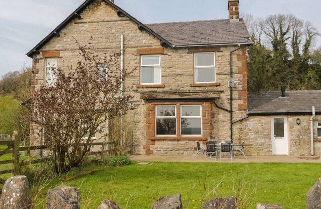 SUNNYSIDE FARM, pet friendly, with a garden in Grange-Over-Sands