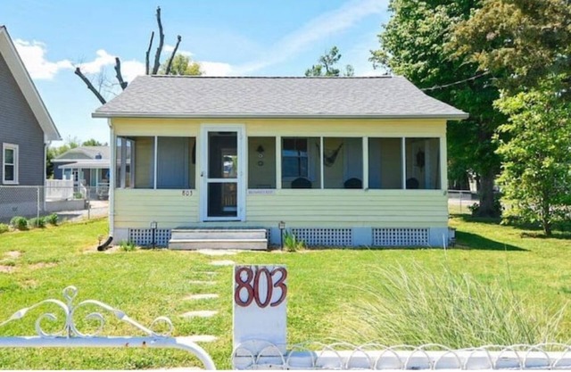 Sunnyside Up - Small Dog Friendly Waterfront Cottage
