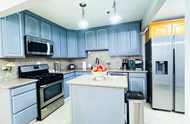 Sunnyvale 3B2b Super Big House