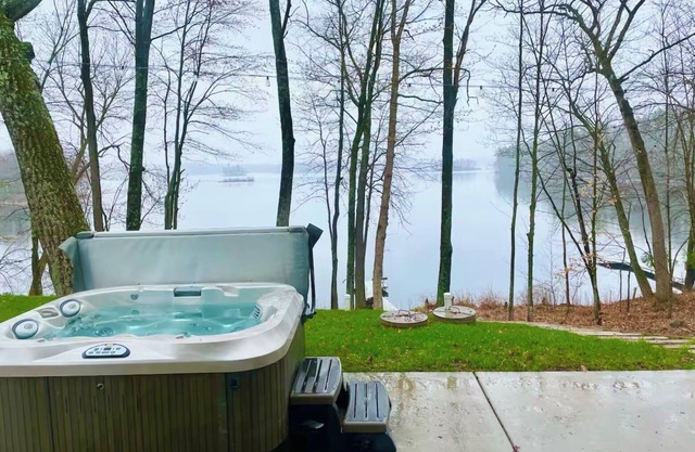 Sunrise Chalet on Potato Lake - Water Front - Dock - Game Room - Hot Tub