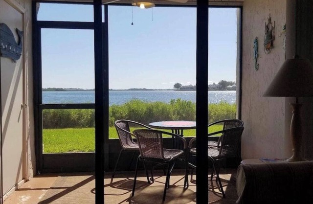 Sunrise every morning, beautiful bay views! 2bd/2ba/sleeps 6 - Beach toys