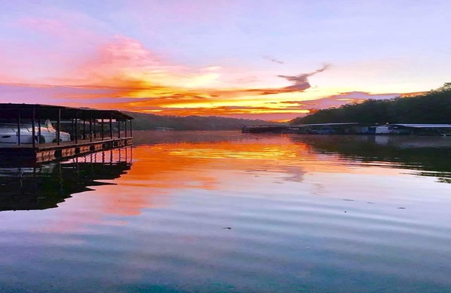 Sunrise Shores Cabin #1 Lake Front with a POOL!