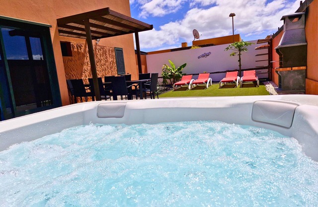 Sunrise Surf House a spacious villa with garden, hot tub, parking, fast WiFin