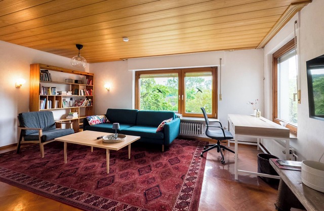 Sunroom 2 Bed Apartment West Town B17