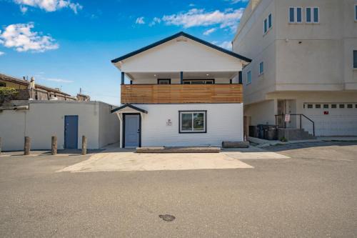 Sunset Beach Retreat next to Water Tower and Ocean