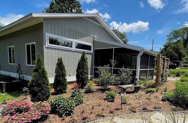 Sunset Cottage Blocks from Downtown