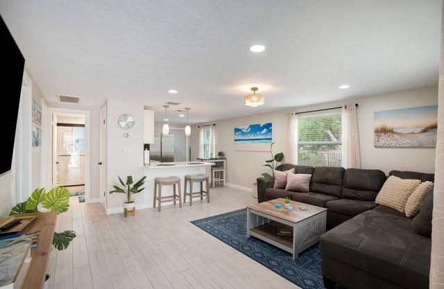 Sunset Cottage: New Renovation, Modern 2BR