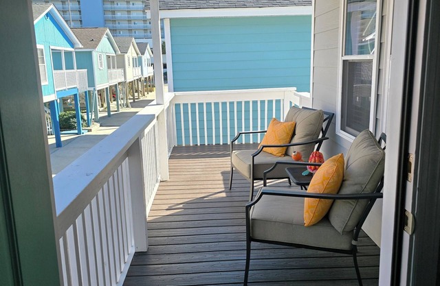 Sunset Hideaway! Charming 2 bedroom cottage with pool in amazing Murrells Inlet