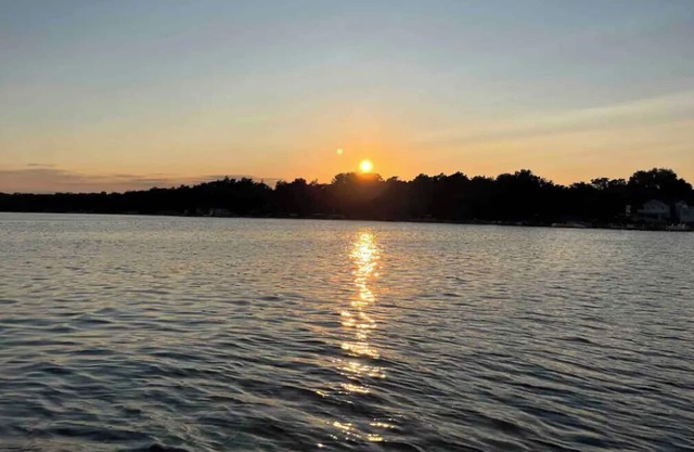 Sunset Lakehouse: lake view, steps from beach and easy commute to Lake Geneva!