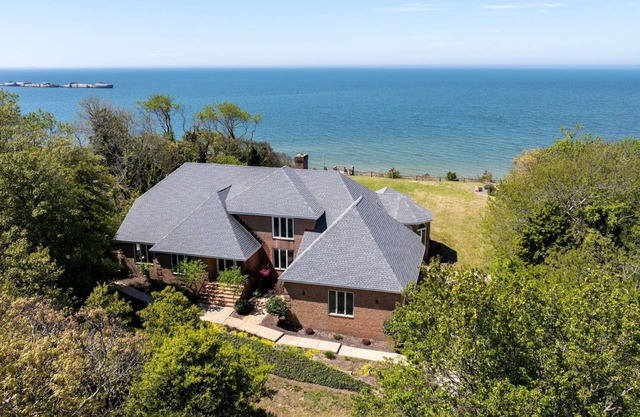 Sunset on the Rocks - Luxurious beachfront comfort!