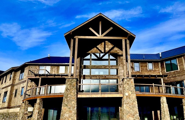 Sunset Ranch ~ Stunning 8 bdrm 10 bath Home on Private Dude Ranch