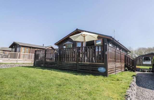SUNSET RETREAT, pet friendly, with pool in Carnforth