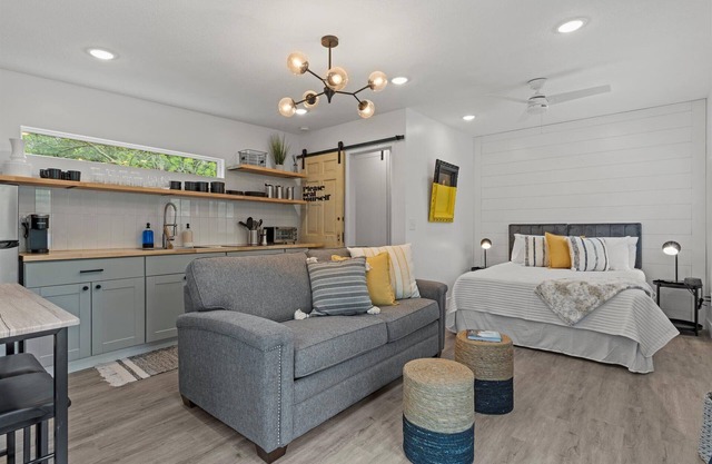Sunset Tiny House at Linn Valley Lakes