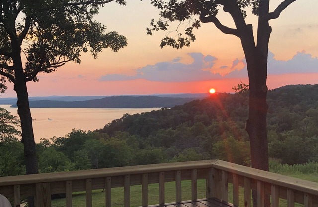 Sunset View Cabin - Lake Norfork with large lakefront deck and yard
