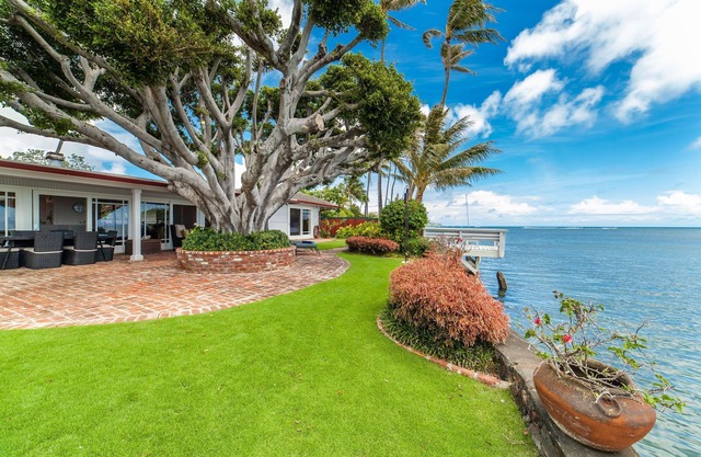 Sunset View-Ocean Front - East Honolulu - Cottage Charmer!