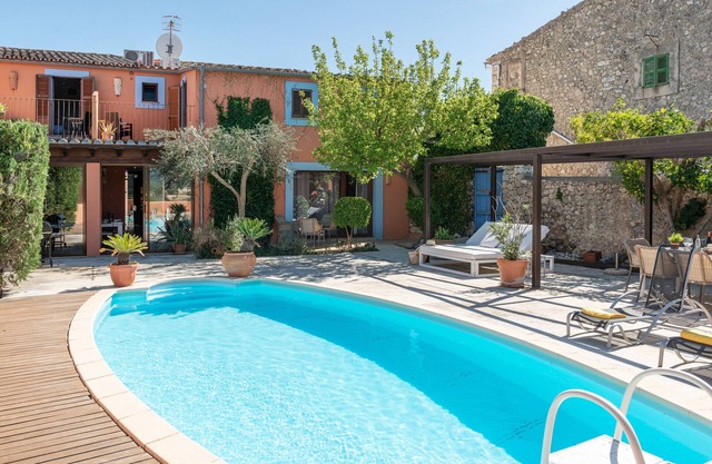 Sunset Villa Can Calco - villa with pool, 5 bedrooms each with air-conditioning and bathroom en-suite
