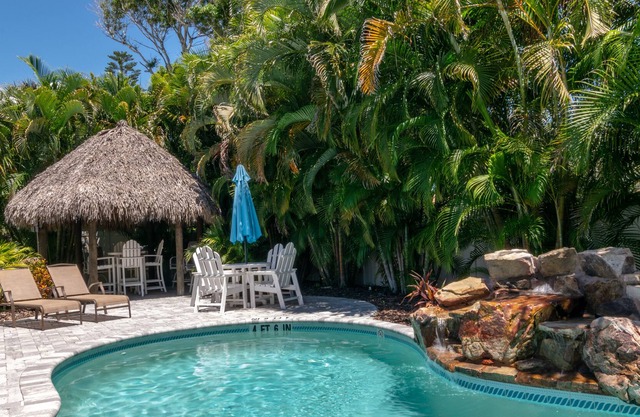 Sunset Villas 2/1 Pool Condo Lush Tropical Landscape Walk To Sugar Sand Beach