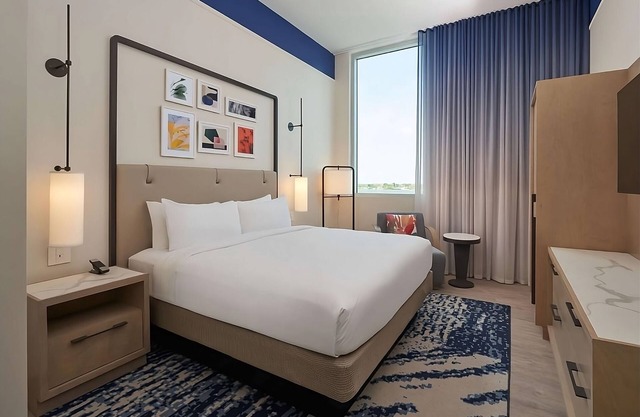 Sunsets and Sea Breezes! Rooftop Swimming Pool, Pets Allowed, Kitchenette!