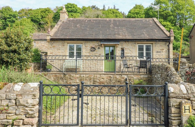 SUNSHINE COTTAGE, pet friendly, with a garden in Leyburn