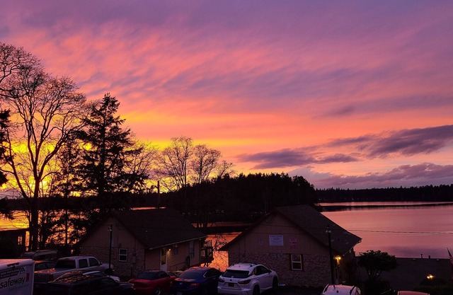 Sunshine Lakeview House- Pet Friendly!