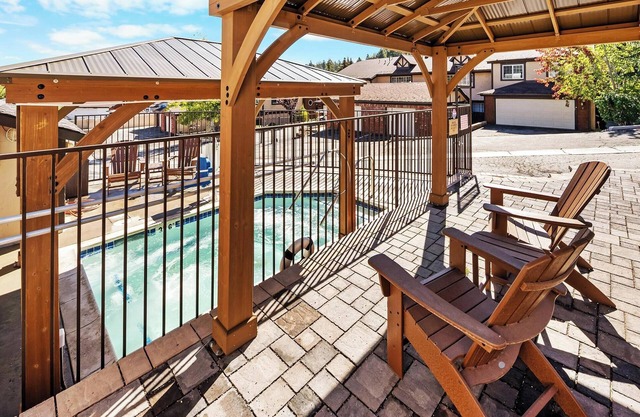 Sunshine, Snow and Shenanigans: Ski In Ski Out! Private Spa! Air Conditioning! Pickle Ball Court! EV Charger!