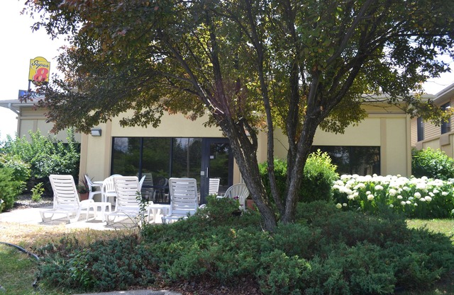 Super 8 by Wyndham Germantown/Milwaukee