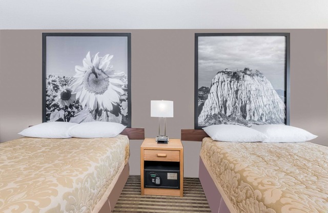 Super 8 by Wyndham Bowman