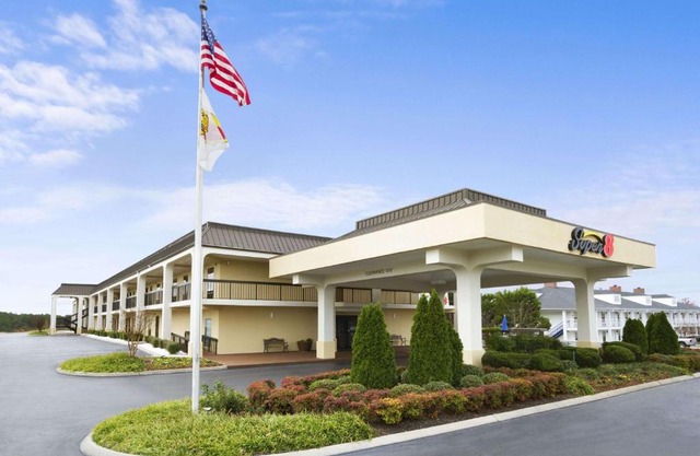 Super 8 by Wyndham Calhoun