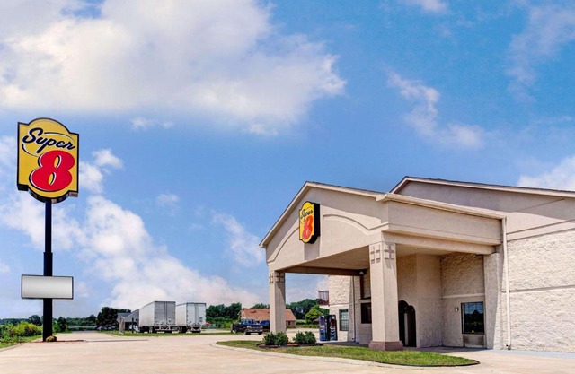 Super 8 by Wyndham Clarksville East