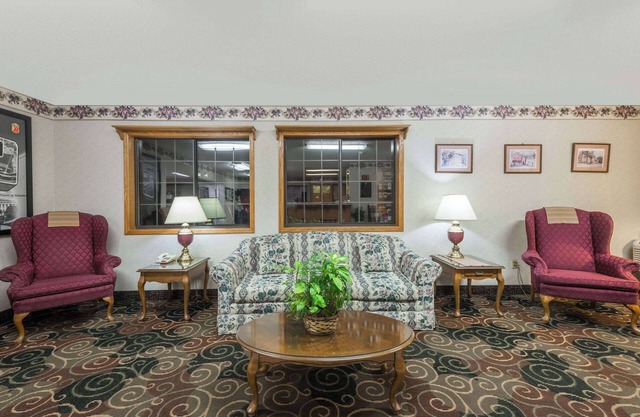 Super 8 by Wyndham Coshocton Roscoe Village