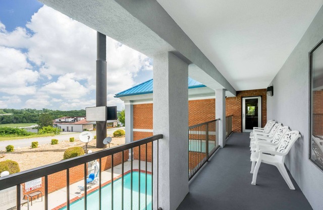 Super 8 by Wyndham Dandridge