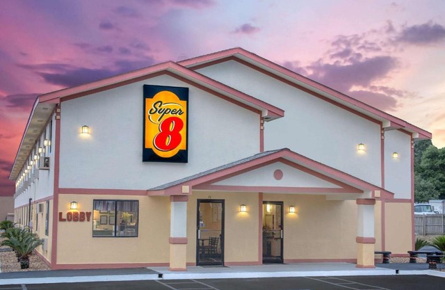 Super 8 by Wyndham Douglas