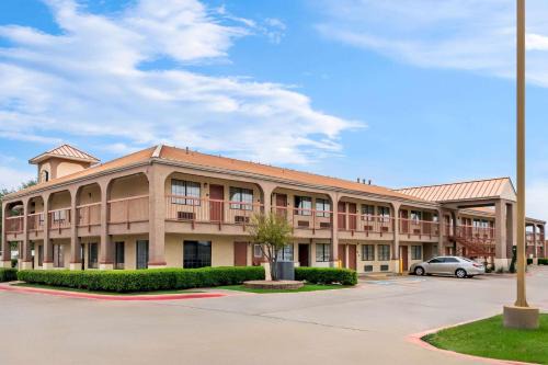 Super 8 by Wyndham Grand Prairie Southwest